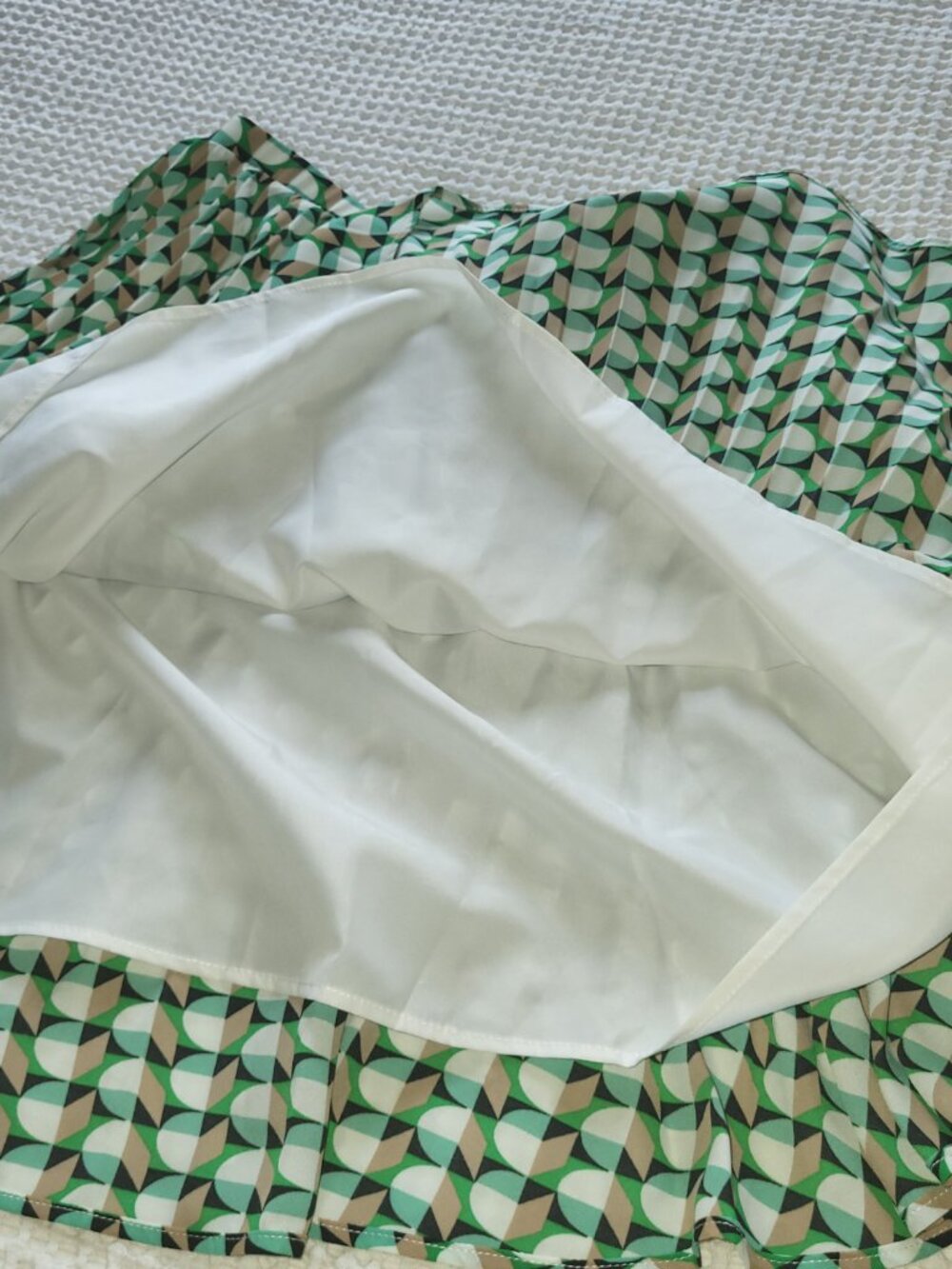 ON 34th Geometric Pleated Mini Skirt Size 6 Green White Retro Chic lined pull on - Picture 3 of 7